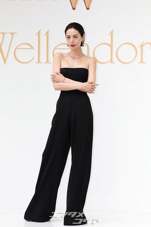 【フォト】ウエットへアのナナ、肩出しジャンプスーツ姿がシック