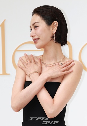 【フォト】ウエットへアのナナ、肩出しジャンプスーツ姿がシック