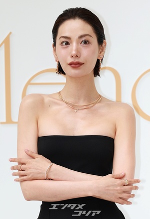 【フォト】ウエットへアのナナ、肩出しジャンプスーツ姿がシック