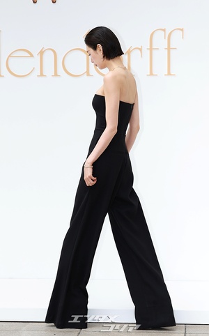 【フォト】ウエットへアのナナ、肩出しジャンプスーツ姿がシック