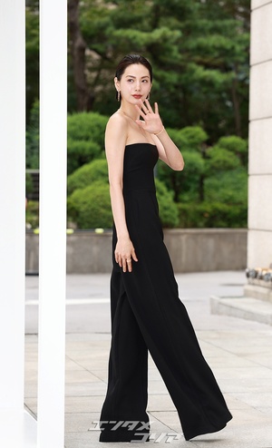 【フォト】ウエットへアのナナ、肩出しジャンプスーツ姿がシック