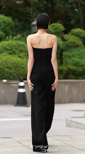 【フォト】ウエットへアのナナ、肩出しジャンプスーツ姿がシック