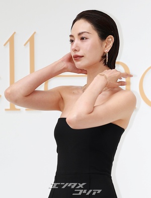 【フォト】ウエットへアのナナ、肩出しジャンプスーツ姿がシック