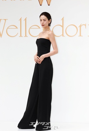 【フォト】ウエットへアのナナ、肩出しジャンプスーツ姿がシック