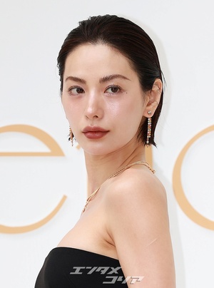 【フォト】ウエットへアのナナ、肩出しジャンプスーツ姿がシック