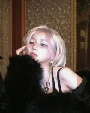 aespaカリナ、「Dirty Code」オフショット公開…金髪ショートで退廃的なムード