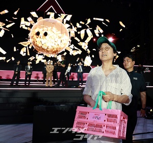 【フォト】『イカゲーム』メーンキャストたち「幸運のサインボールをどうぞ」