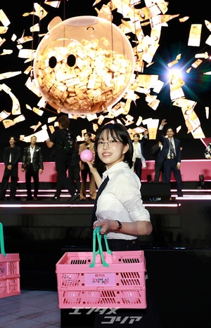 【フォト】『イカゲーム』メーンキャストたち「幸運のサインボールをどうぞ」