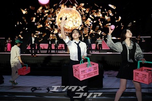 【フォト】『イカゲーム』メーンキャストたち「幸運のサインボールをどうぞ」