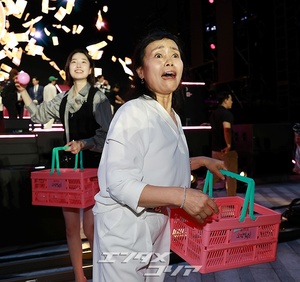 【フォト】『イカゲーム』メーンキャストたち「幸運のサインボールをどうぞ」