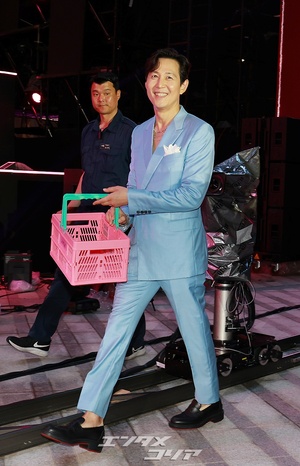 【フォト】『イカゲーム』メーンキャストたち「幸運のサインボールをどうぞ」