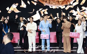 【フォト】『イカゲーム』メーンキャストたち「幸運のサインボールをどうぞ」