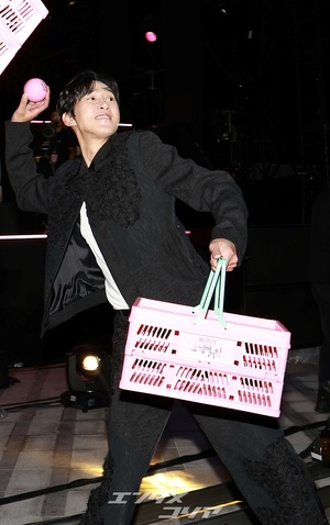 【フォト】『イカゲーム』メーンキャストたち「幸運のサインボールをどうぞ」