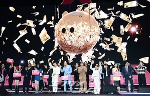 【フォト】『イカゲーム』メーンキャストたち「幸運のサインボールをどうぞ」