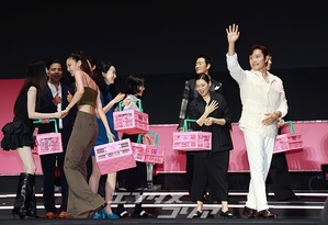 【フォト】『イカゲーム』メーンキャストたち「幸運のサインボールをどうぞ」