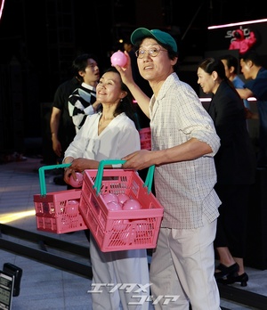 【フォト】『イカゲーム』メーンキャストたち「幸運のサインボールをどうぞ」