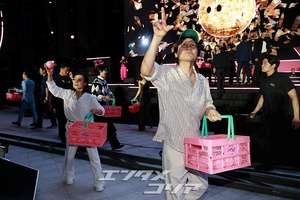 【フォト】『イカゲーム』メーンキャストたち「幸運のサインボールをどうぞ」