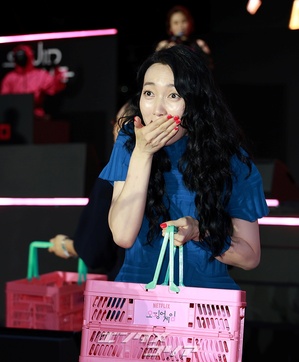 【フォト】『イカゲーム』メーンキャストたち「幸運のサインボールをどうぞ」