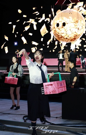 【フォト】『イカゲーム』メーンキャストたち「幸運のサインボールをどうぞ」