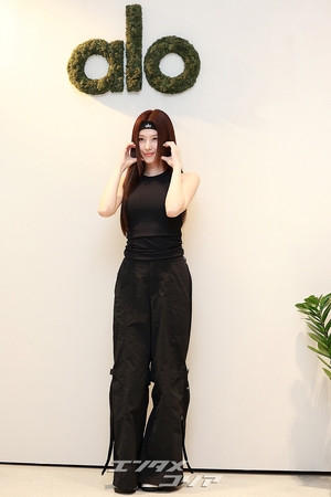 【フォト】TWICEサナ、オールブラック・コーデも華やか