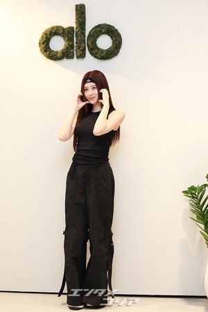 【フォト】TWICEサナ、オールブラック・コーデも華やか