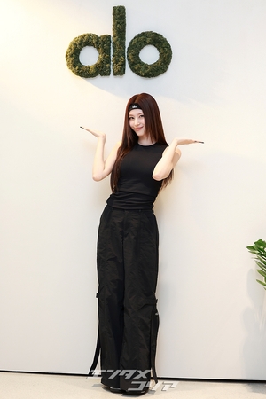 【フォト】TWICEサナ、オールブラック・コーデも華やか