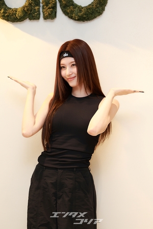 【フォト】TWICEサナ、オールブラック・コーデも華やか