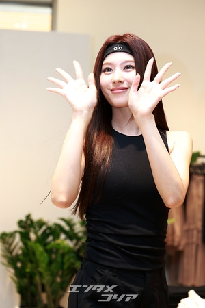 【フォト】TWICEサナ、オールブラック・コーデも華やか