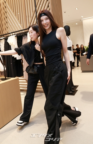 【フォト】TWICEサナ、オールブラック・コーデも華やか