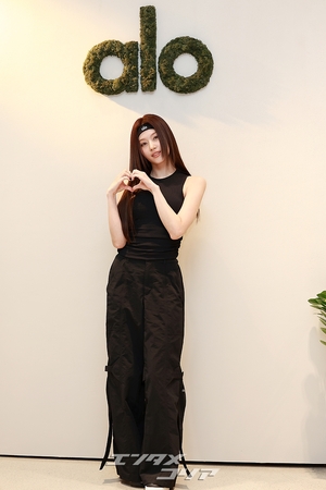 【フォト】TWICEサナ、オールブラック・コーデも華やか