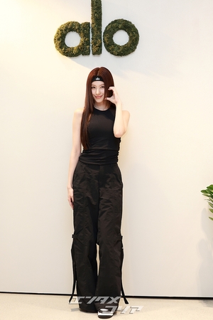 【フォト】TWICEサナ、オールブラック・コーデも華やか