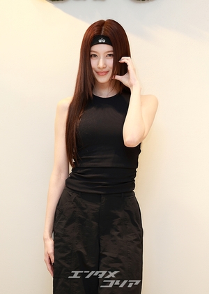 【フォト】TWICEサナ、オールブラック・コーデも華やか