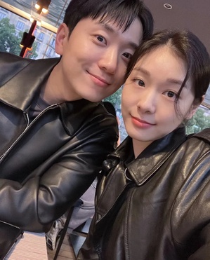 キム・ヨナ、除隊した夫コ・ウリムと甘いパリ旅行 「レザー・カップル」