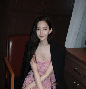 パク・ミニョン、ピンクのワンピ&黒のジャケット姿が清純