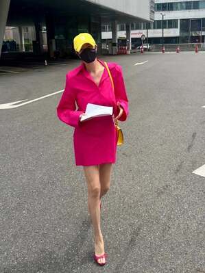 キム・ヘス、ホットピンクの服に黄色い帽子…大胆コーデで輝きを放つ美脚