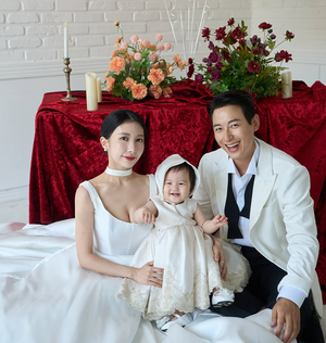 イ・ジフンの妻・三浦彩音さん、大胆ドレス姿で…娘の満1歳の誕生日を祝う家族写真公開