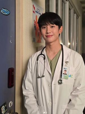 医師役のチョン・へイン、白衣姿も似合う…芸歴13年とは思えない若々しさ