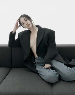 元AFジュヨンが「素肌ジャケット」…大胆な胸元「しまっていた写真をアップ」