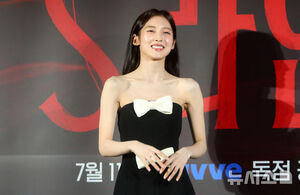 【フォト】OH MY GIRLアリン「白リボン付きチューブトップドレスでキュートに」