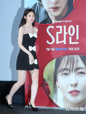 【フォト】OH MY GIRLアリン「白リボン付きチューブトップドレスでキュートに」