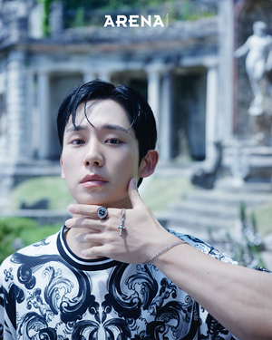 【フォト】彫刻ビジュアル誇るチョン・ヘイン、イタリアの博物館で存在感アピール