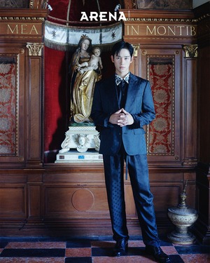 【フォト】彫刻ビジュアル誇るチョン・ヘイン、イタリアの博物館で存在感アピール