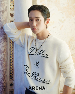 【フォト】彫刻ビジュアル誇るチョン・ヘイン、イタリアの博物館で存在感アピール