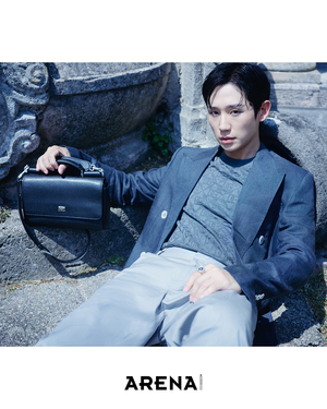 【フォト】彫刻ビジュアル誇るチョン・ヘイン、イタリアの博物館で存在感アピール