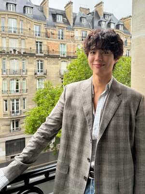 【フォト】「パリの王子さま」パク・ボゴム、クラシカルな魅力際立つ「CELINE」ファッション