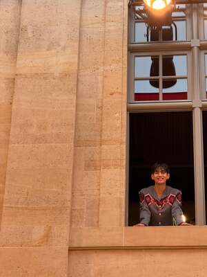 【フォト】「パリの王子さま」パク・ボゴム、クラシカルな魅力際立つ「CELINE」ファッション