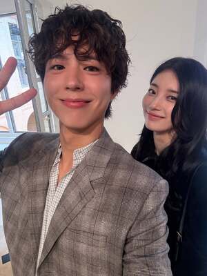 【フォト】「パリの王子さま」パク・ボゴム、クラシカルな魅力際立つ「CELINE」ファッション