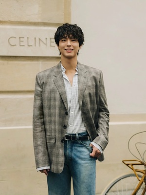 【フォト】「パリの王子さま」パク・ボゴム、クラシカルな魅力際立つ「CELINE」ファッション