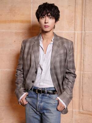 【フォト】「パリの王子さま」パク・ボゴム、クラシカルな魅力際立つ「CELINE」ファッション