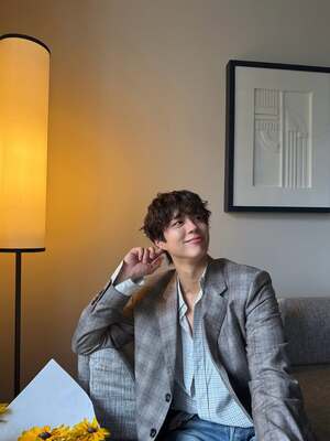 【フォト】「パリの王子さま」パク・ボゴム、クラシカルな魅力際立つ「CELINE」ファッション